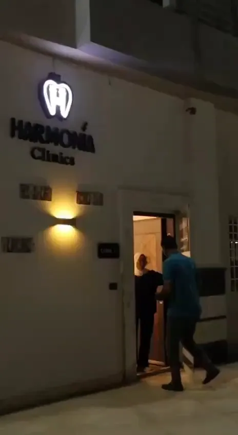 مدخل عيادة Harmonia ولافتتها المضيئة
