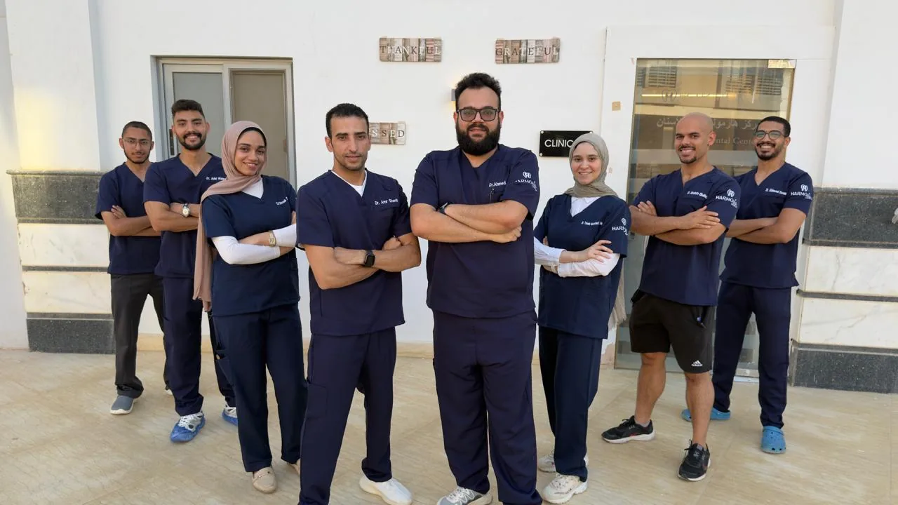 فريق أطباء Harmonia أمام العيادة