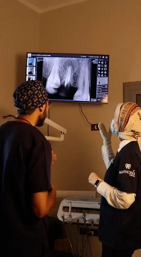 طبيبان يراجعان الأشعة على الشاشة